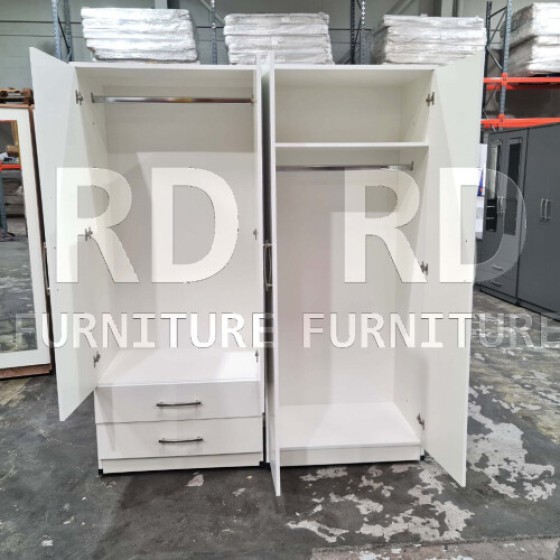 組み立て済みの3点セット、クラシックな4ドア2引き出しの鏡面ワードローブ、5段チェスト、ベッドサイドテーブルセット（ホワイト）。